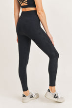 Load image into Gallery viewer, Textured Hibiscus Jacquard TACTEL(r) Highwaist Leggings